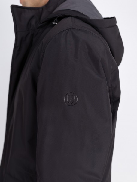 Parka técnica con capucha Parka técnica con capucha