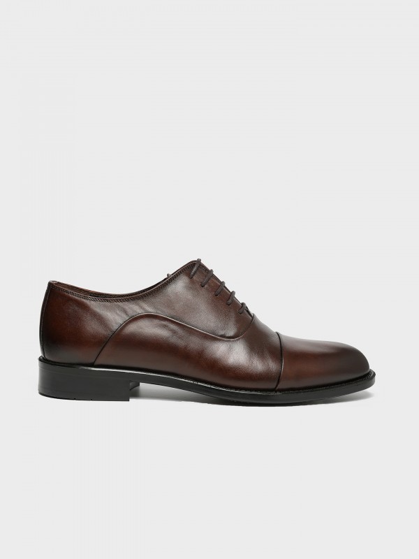 Sapato elegante de pele